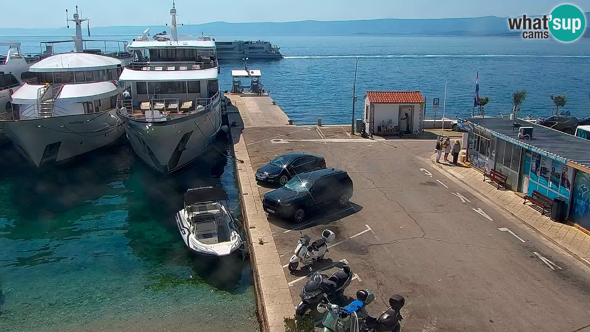Spletna kamera Bol – Center mesta in marina v živo