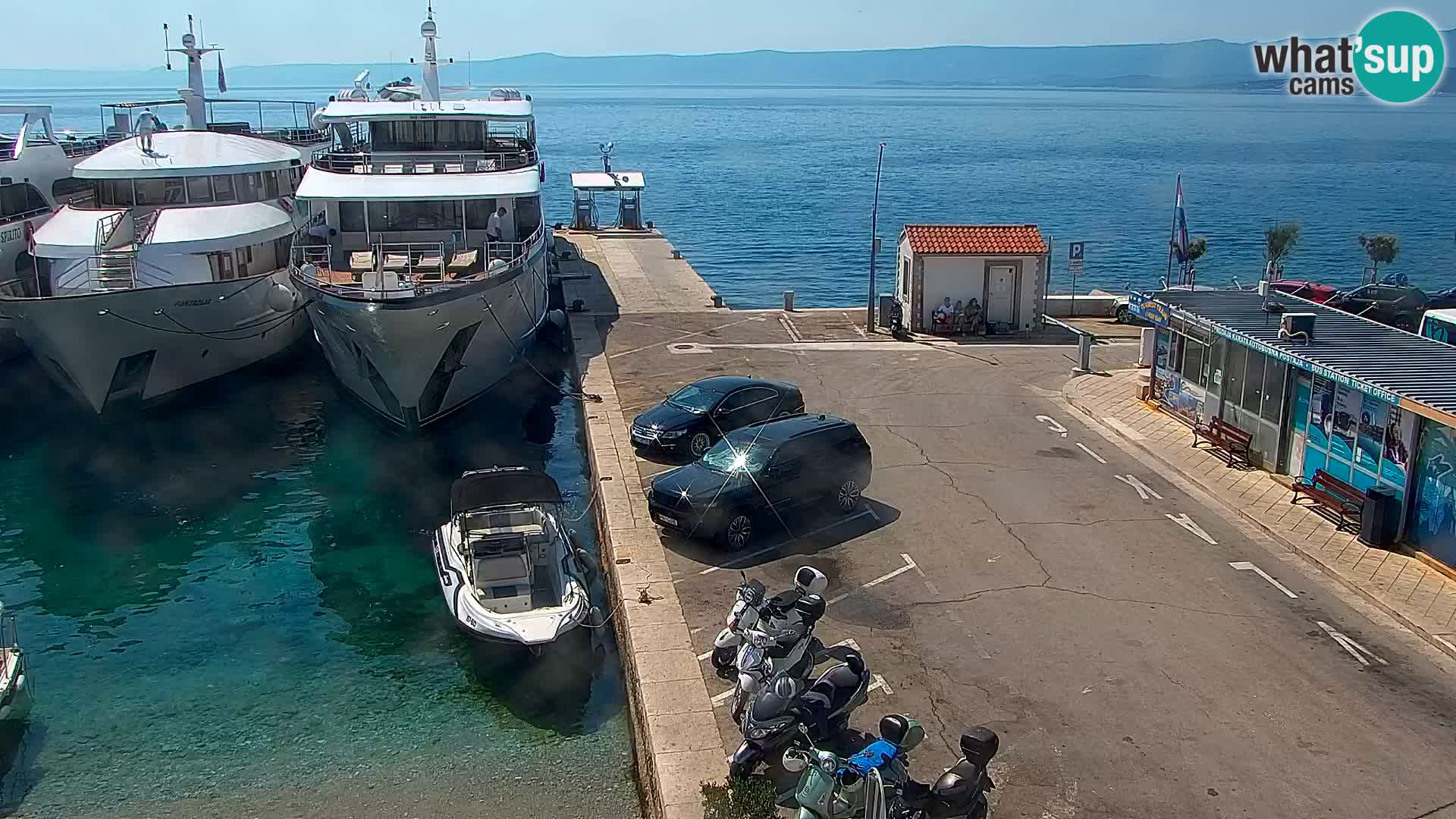 Spletna kamera Bol – Center mesta in marina v živo