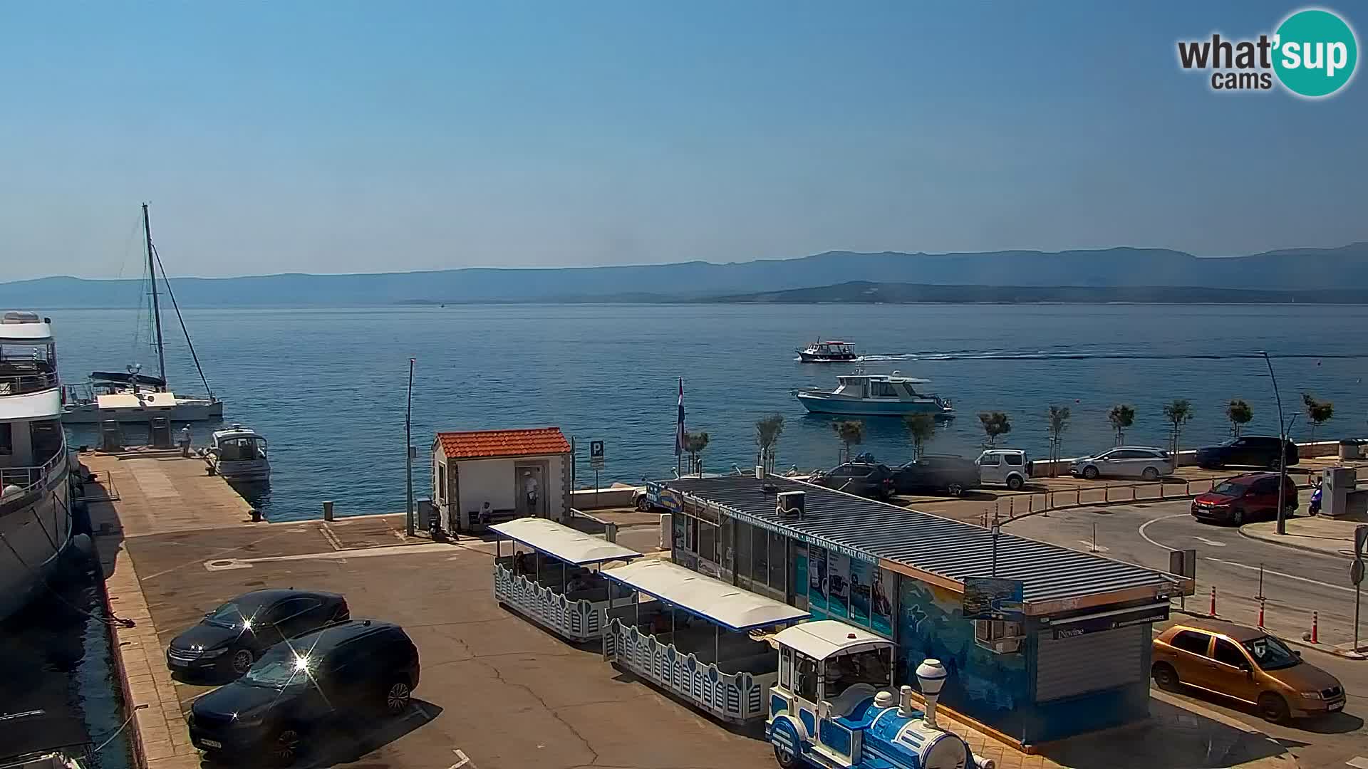 Spletna kamera Bol – Center mesta in marina v živo