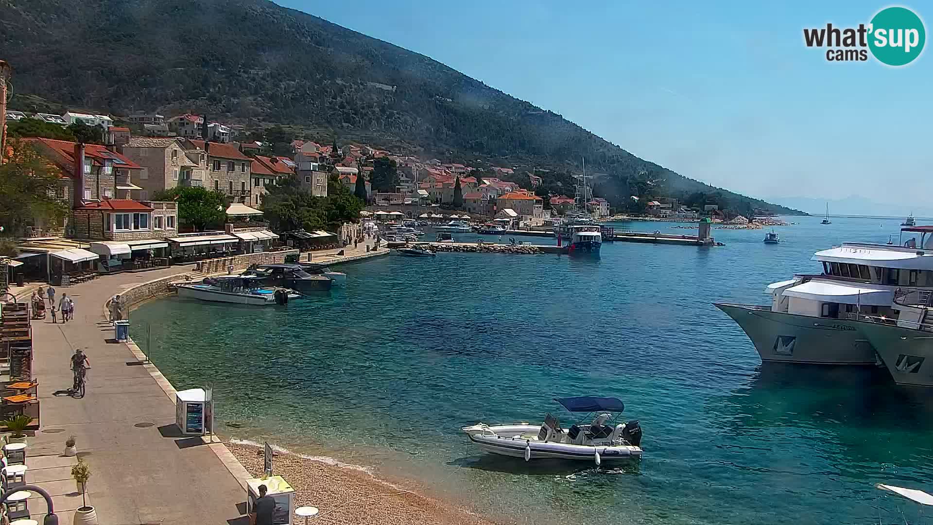 Spletna kamera Bol – Center mesta in marina v živo