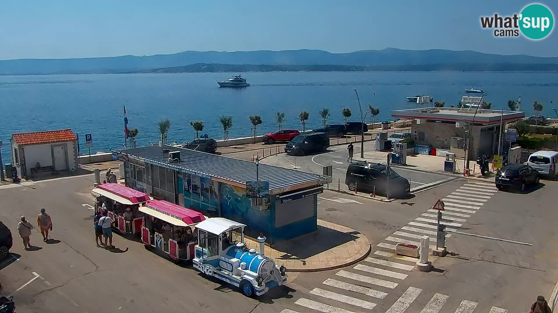 Spletna kamera Bol – Center mesta in marina v živo