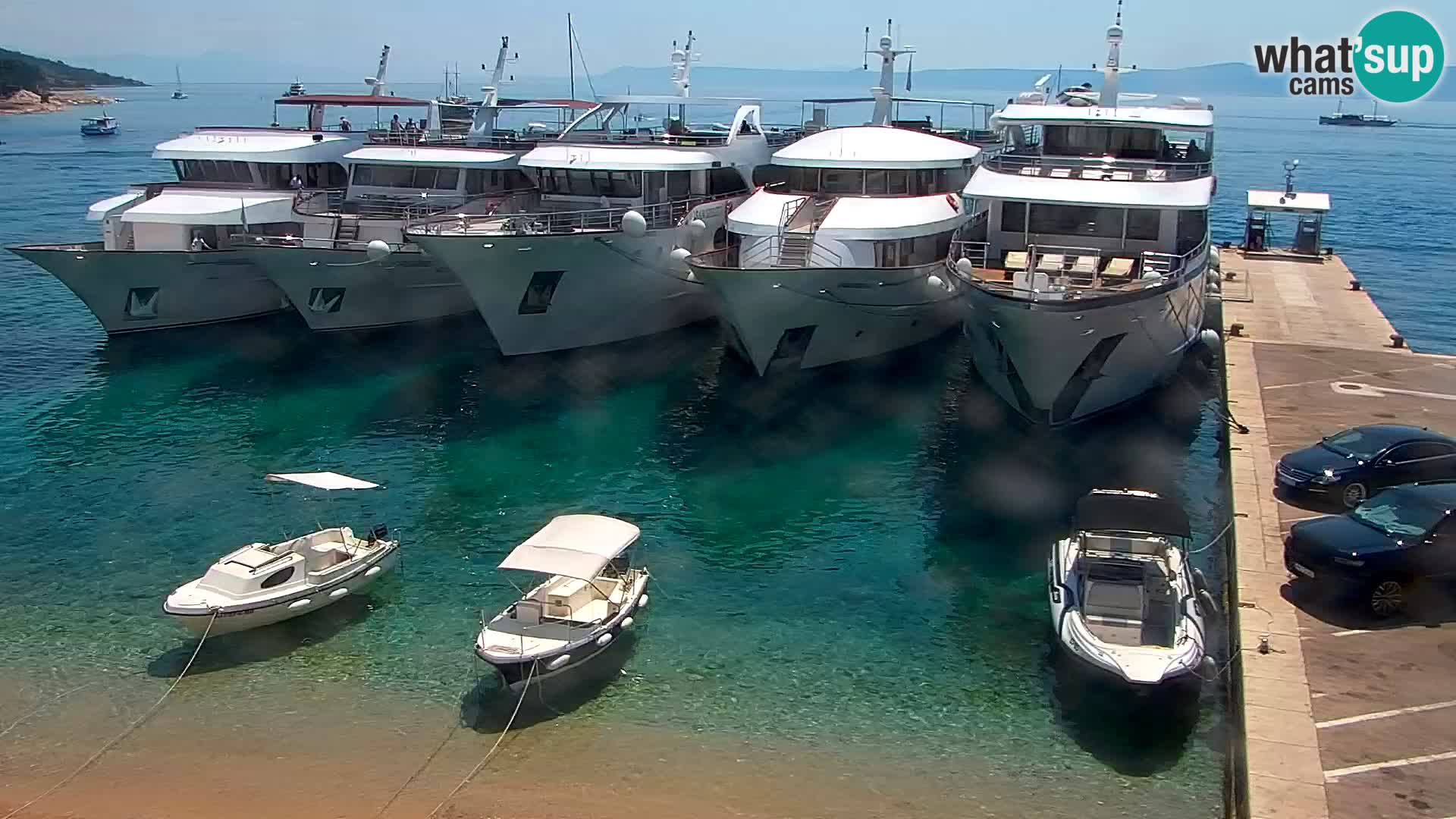 Spletna kamera Bol – Center mesta in marina v živo