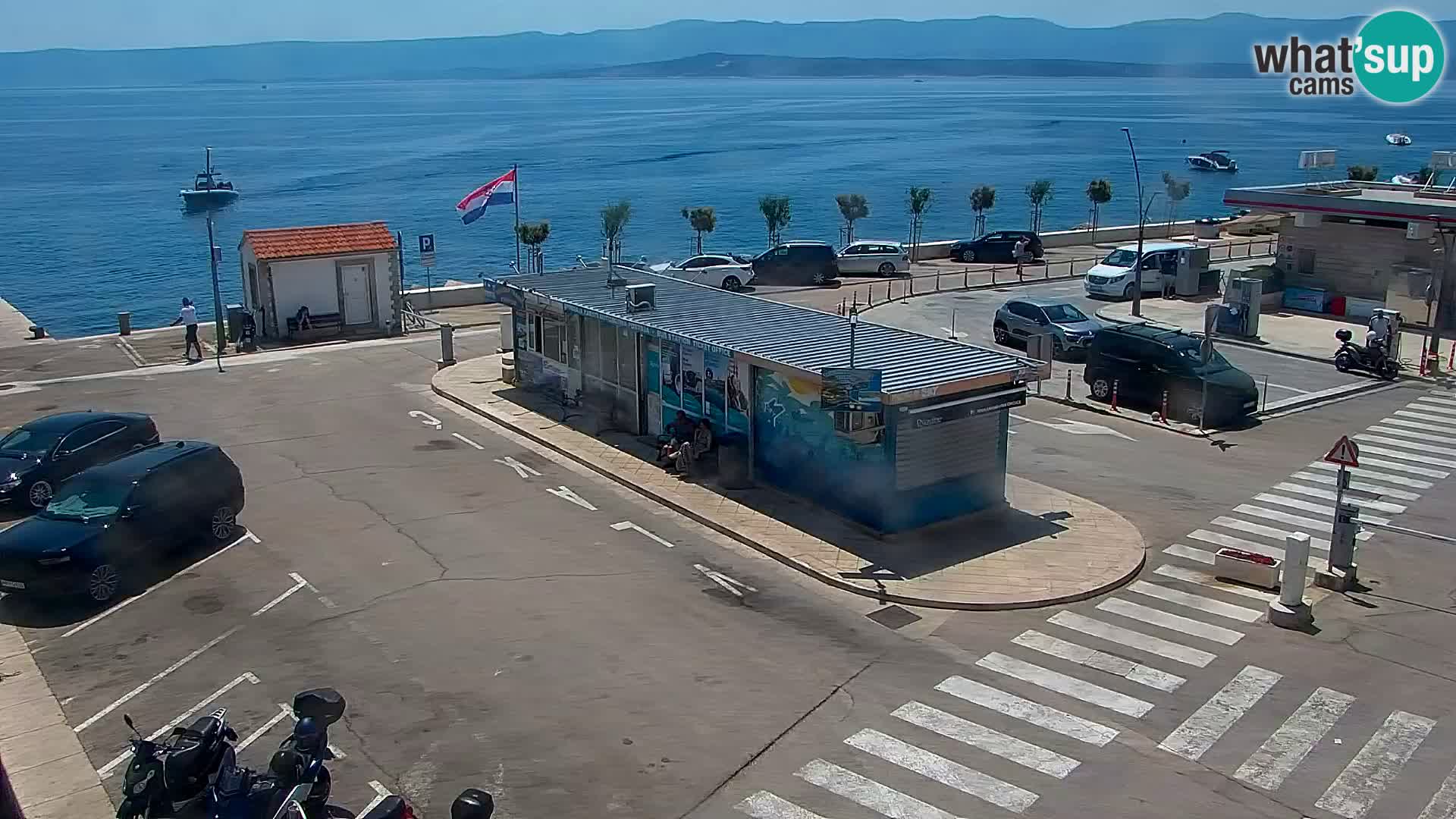 Spletna kamera Bol – Center mesta in marina v živo