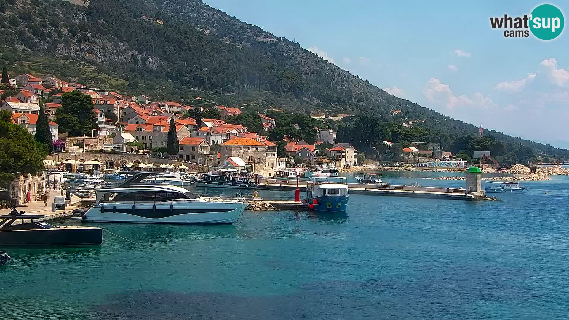 Web kamera Bol – Centar mjesta i marina | Pogled uživo