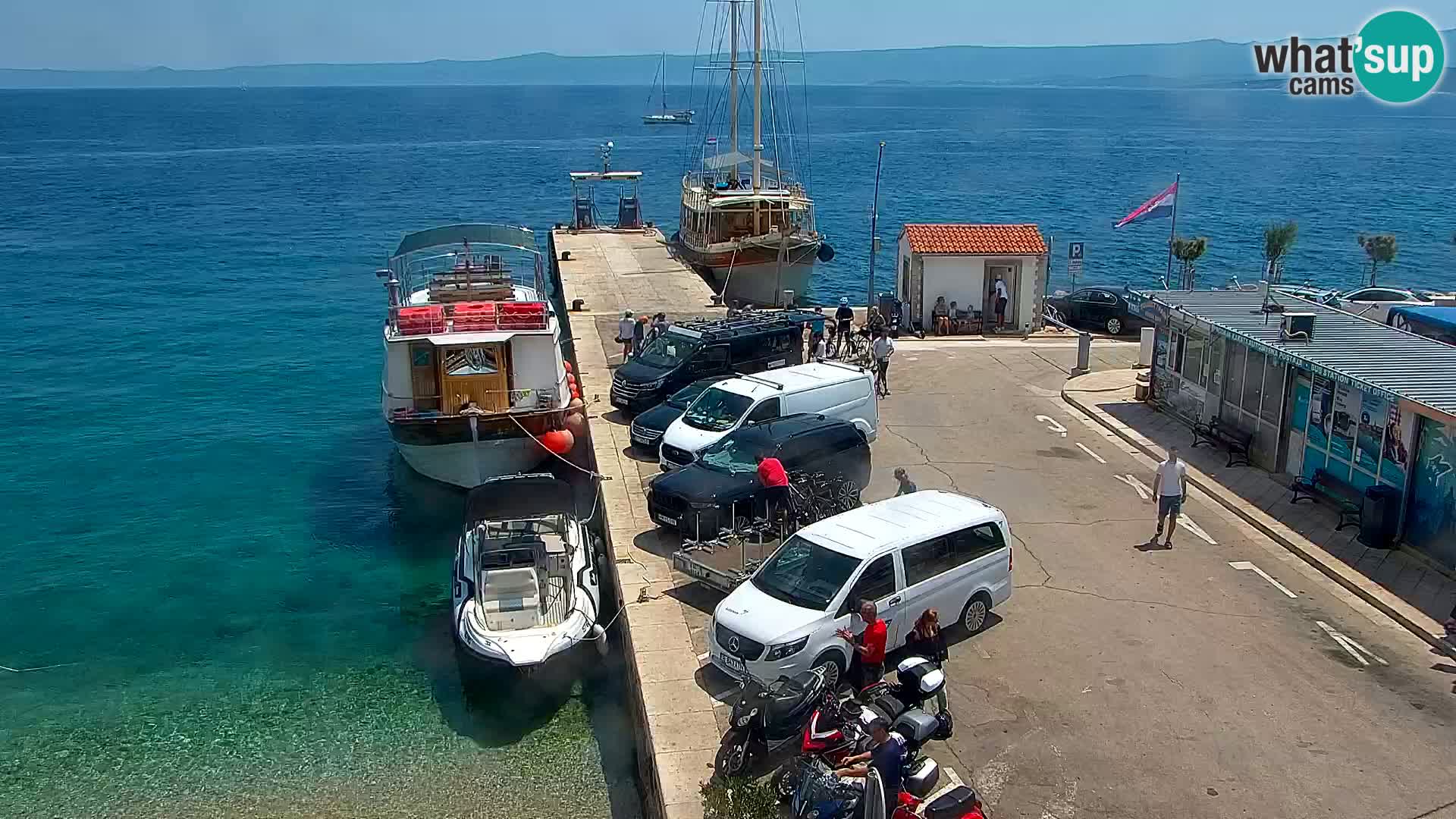 Spletna kamera Bol – Center mesta in marina v živo