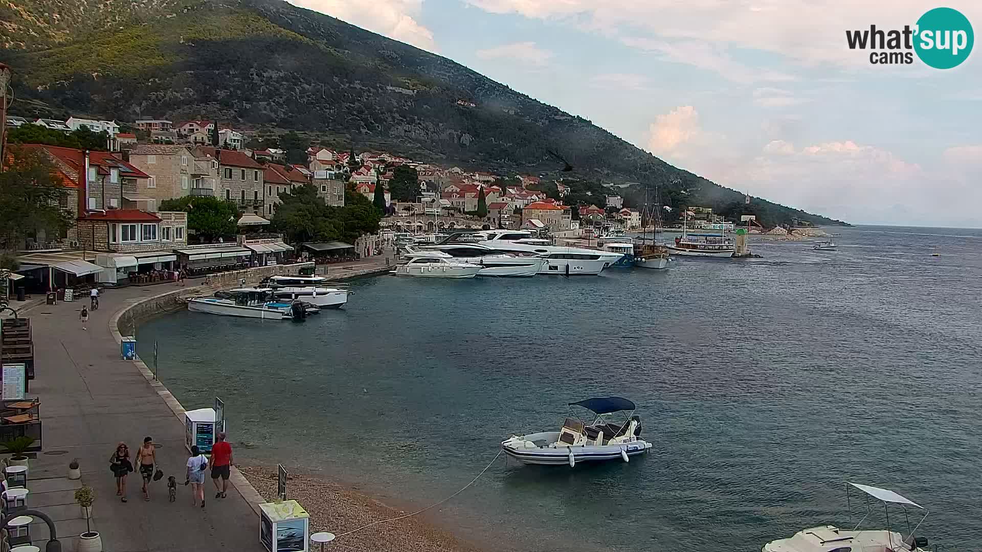 Spletna kamera Bol – Center mesta in marina v živo