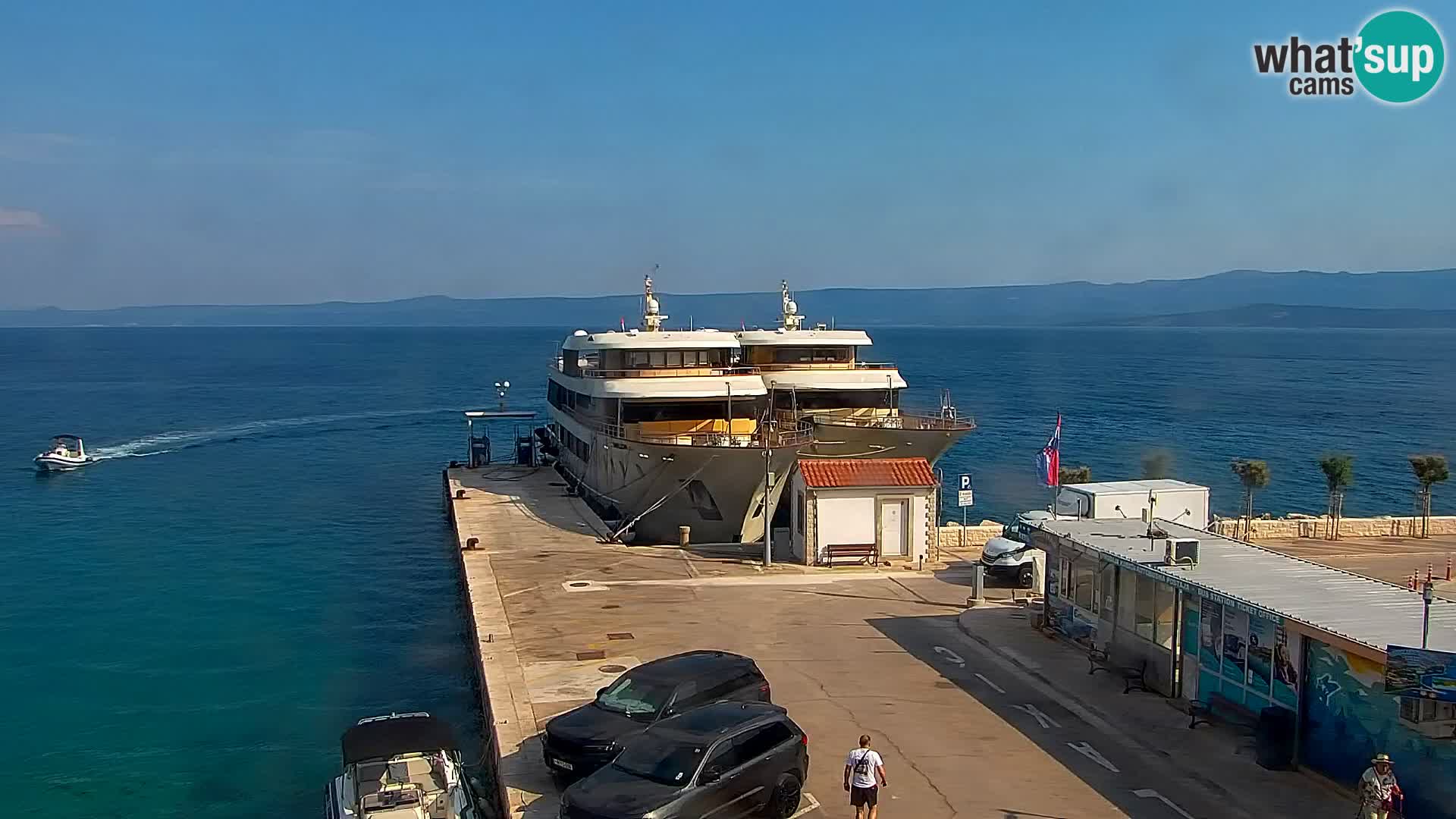 Web kamera Bol – Centar mjesta i marina | Pogled uživo