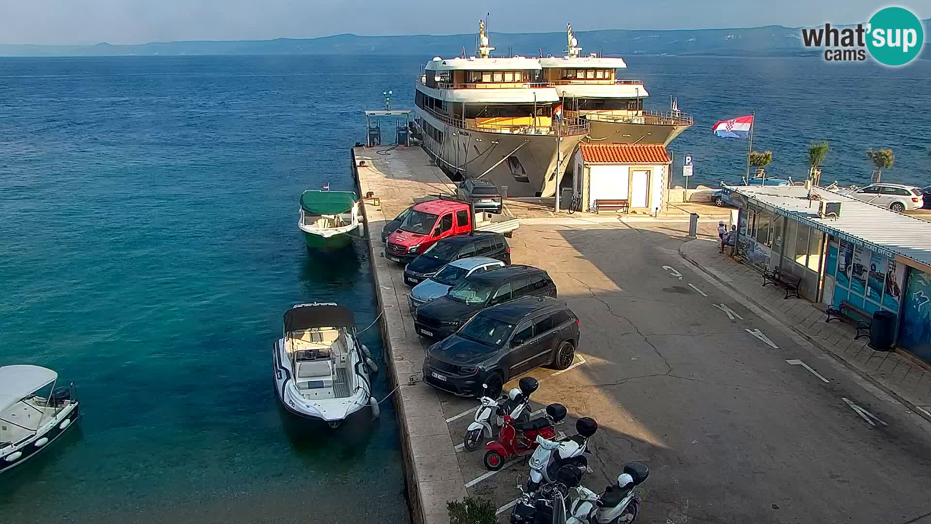Web kamera Bol – Centar mjesta i marina | Pogled uživo