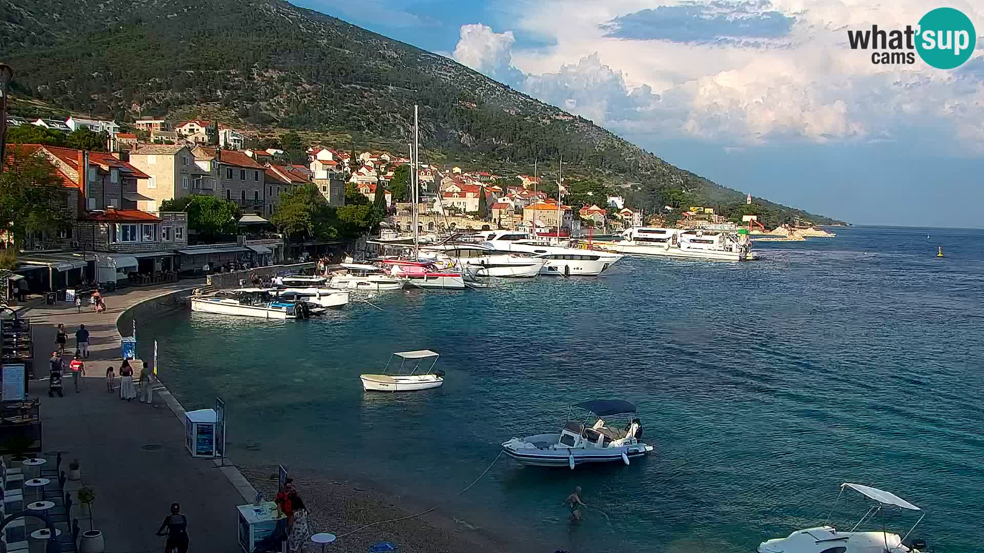 Web kamera Bol – Centar mjesta i marina | Pogled uživo
