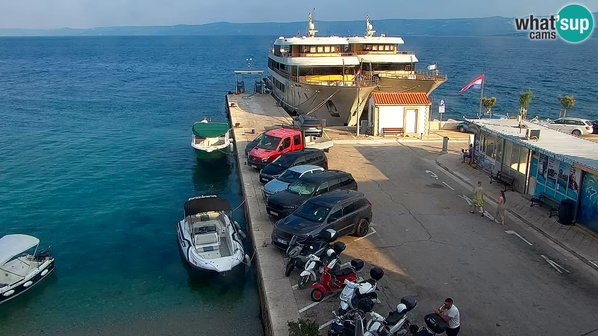 Web kamera Bol – Centar mjesta i marina | Pogled uživo