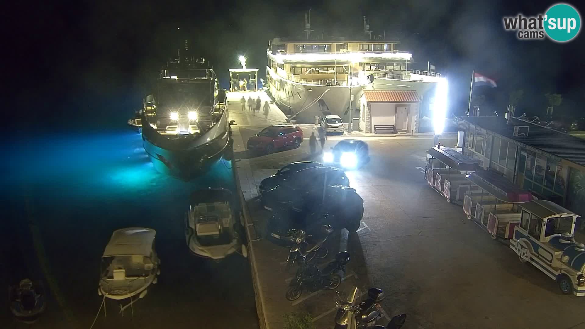Spletna kamera Bol – Center mesta in marina v živo