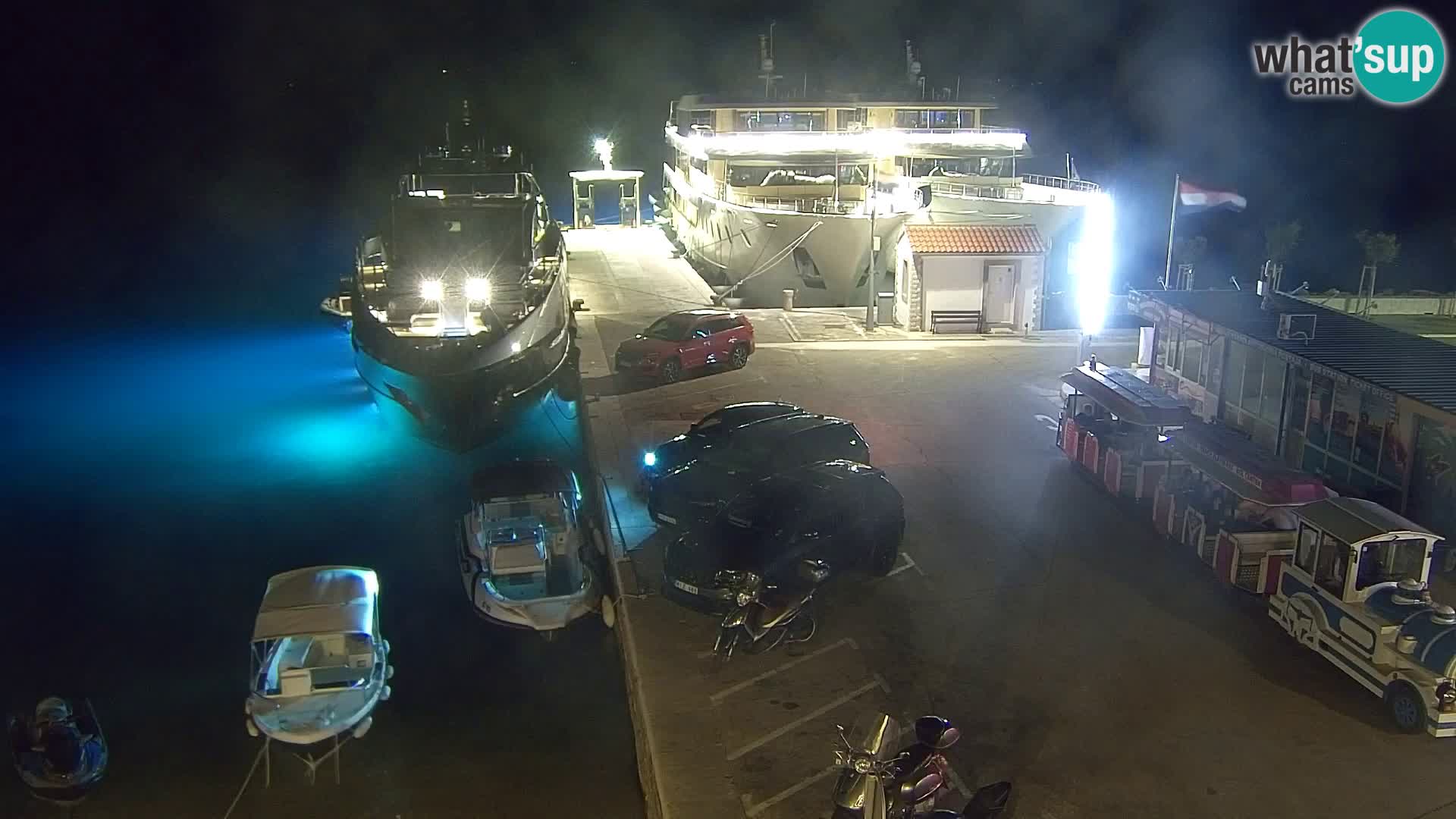 Spletna kamera Bol – Center mesta in marina v živo