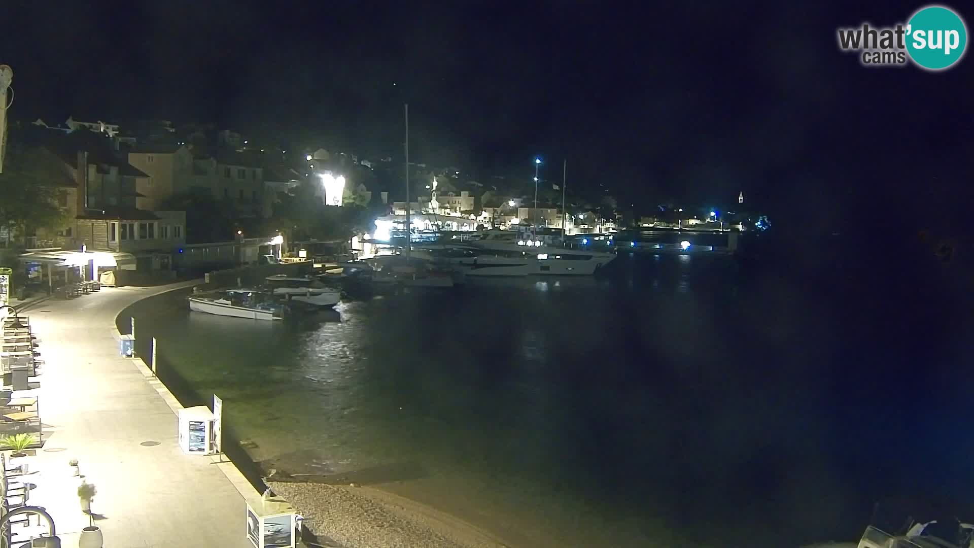 Spletna kamera Bol – Center mesta in marina v živo