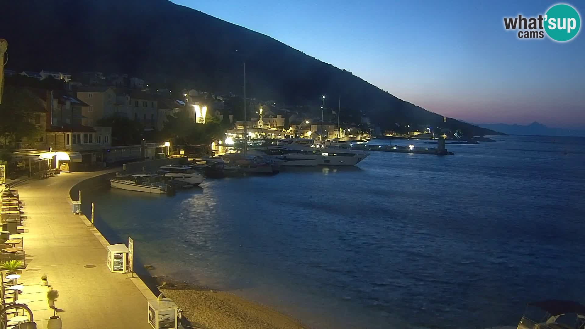 Spletna kamera Bol – Center mesta in marina v živo