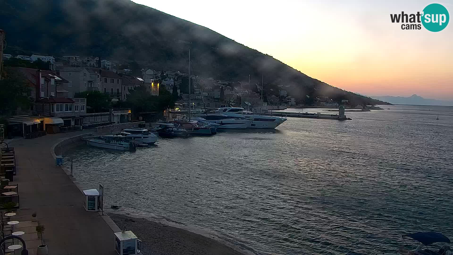 Spletna kamera Bol – Center mesta in marina v živo