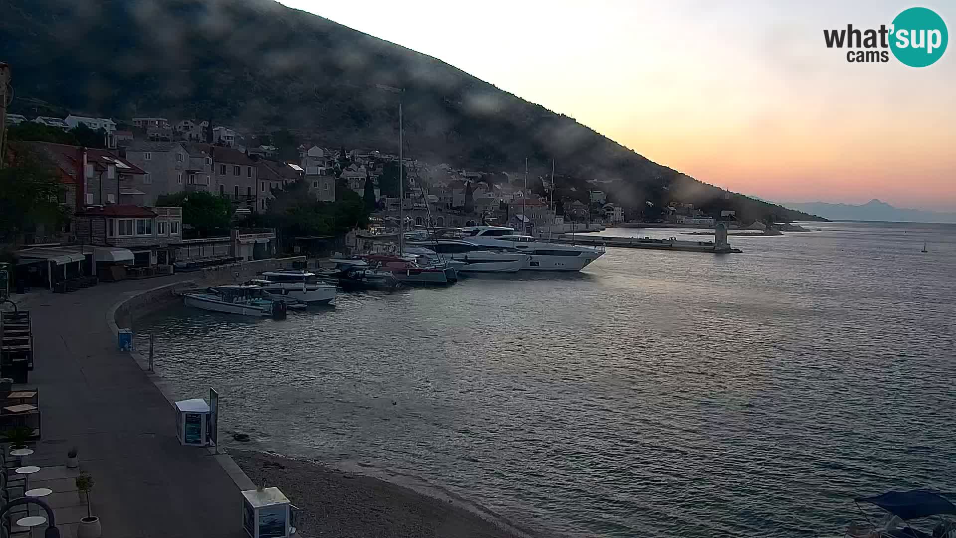 Spletna kamera Bol – Center mesta in marina v živo