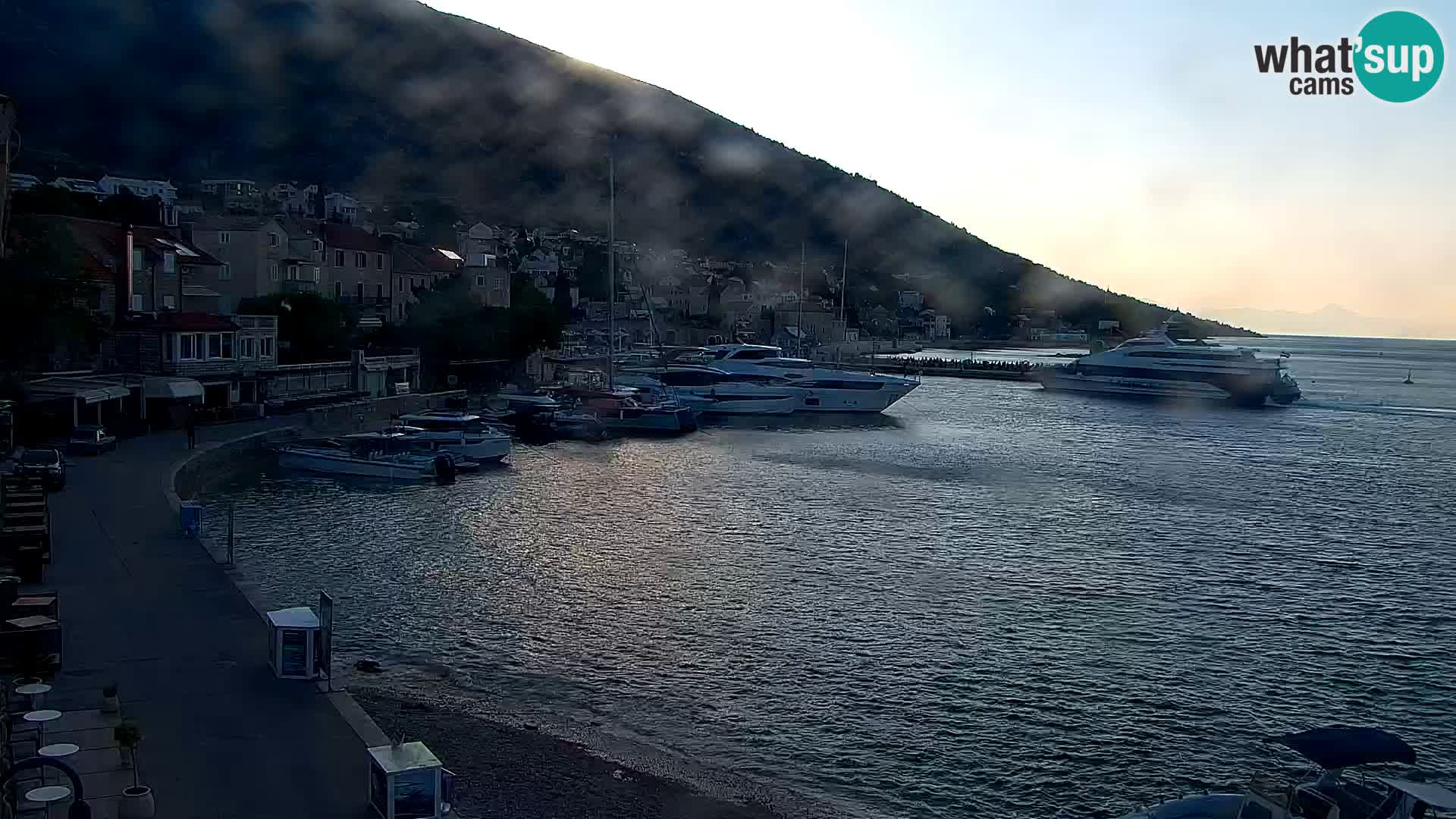 Spletna kamera Bol – Center mesta in marina v živo