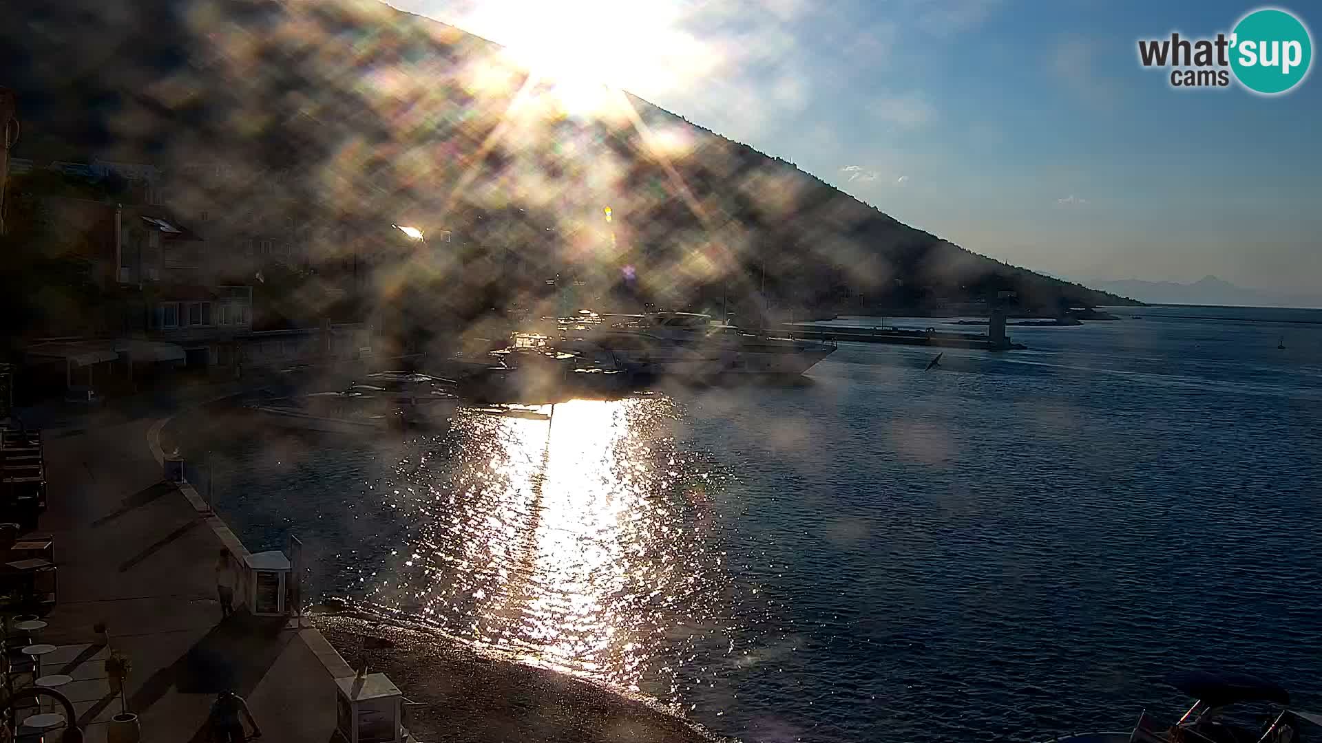 Spletna kamera Bol – Center mesta in marina v živo