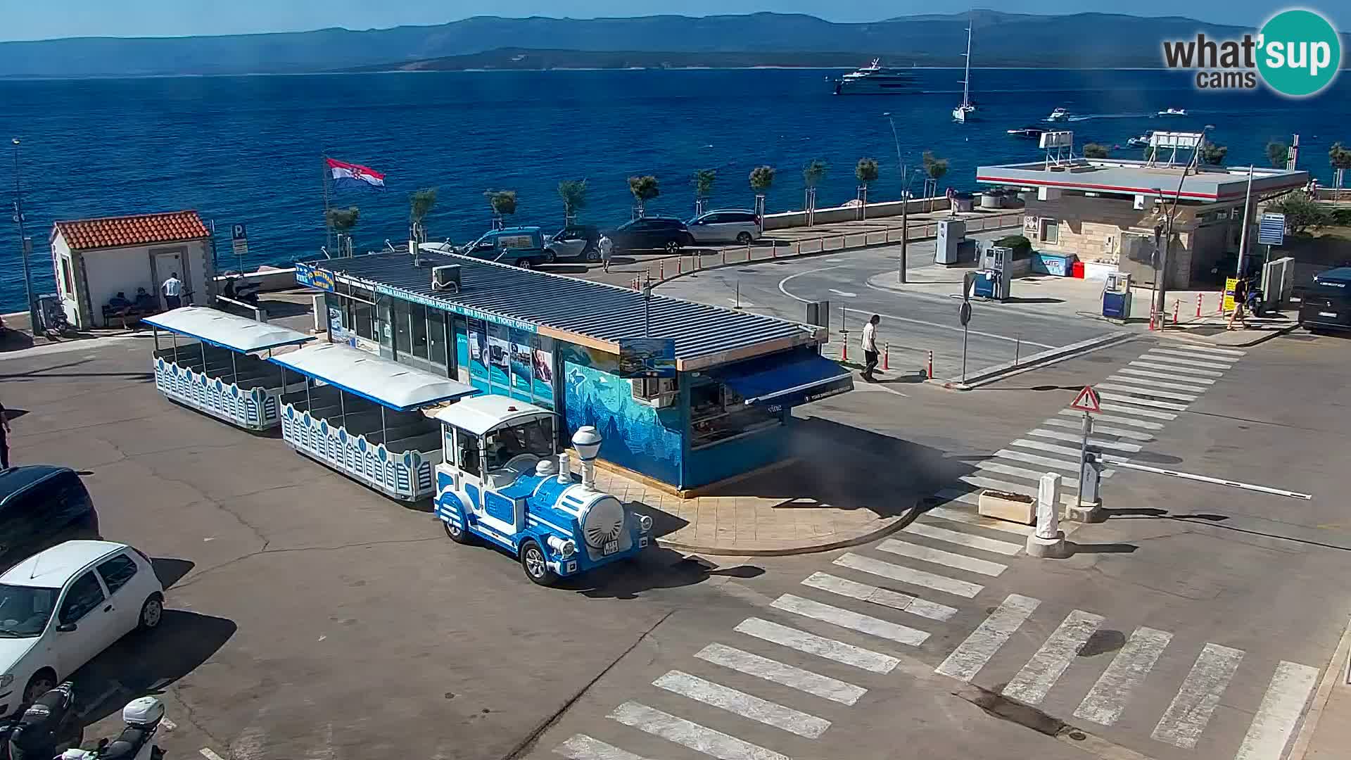 Spletna kamera Bol – Center mesta in marina v živo