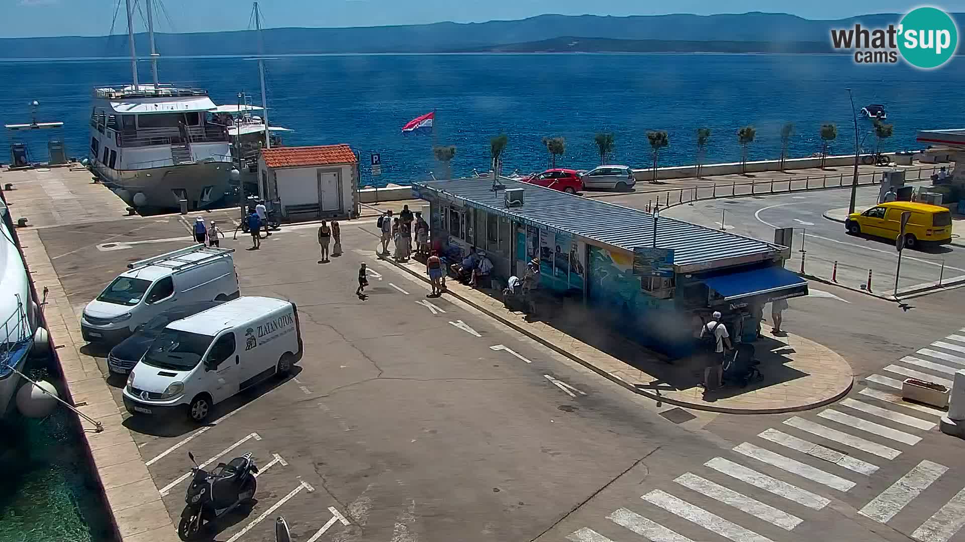 Web kamera Bol – Centar mjesta i marina | Pogled uživo