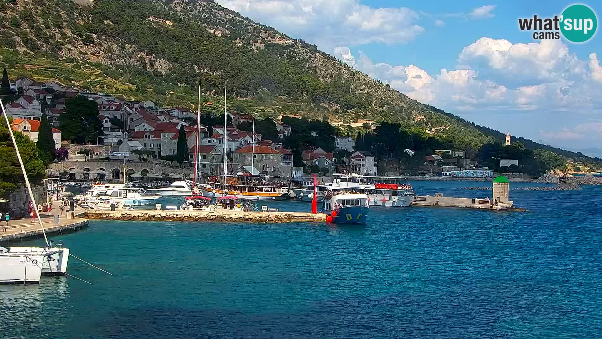 Web kamera Bol – Centar mjesta i marina | Pogled uživo