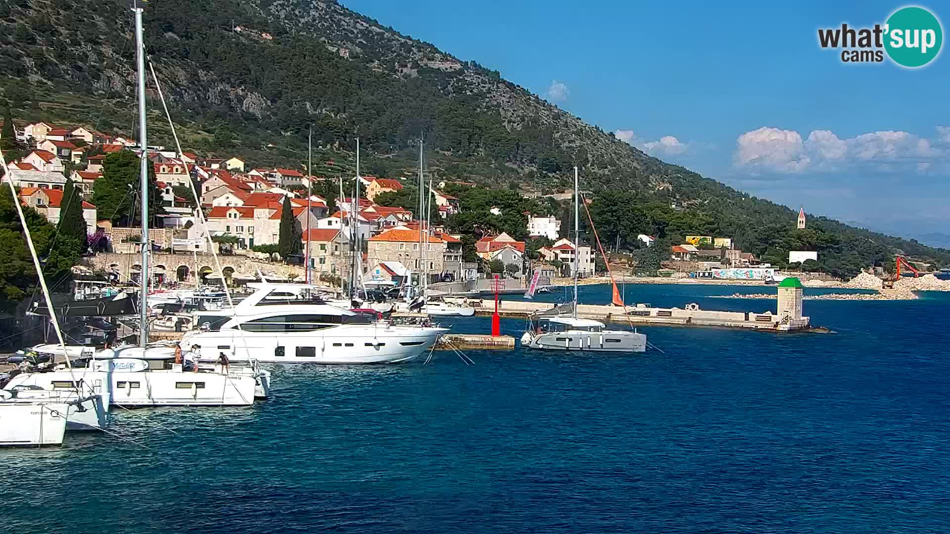 Web kamera Bol – Centar mjesta i marina | Pogled uživo