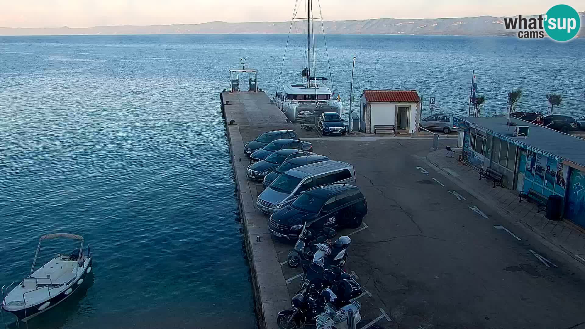 Spletna kamera Bol – Center mesta in marina v živo