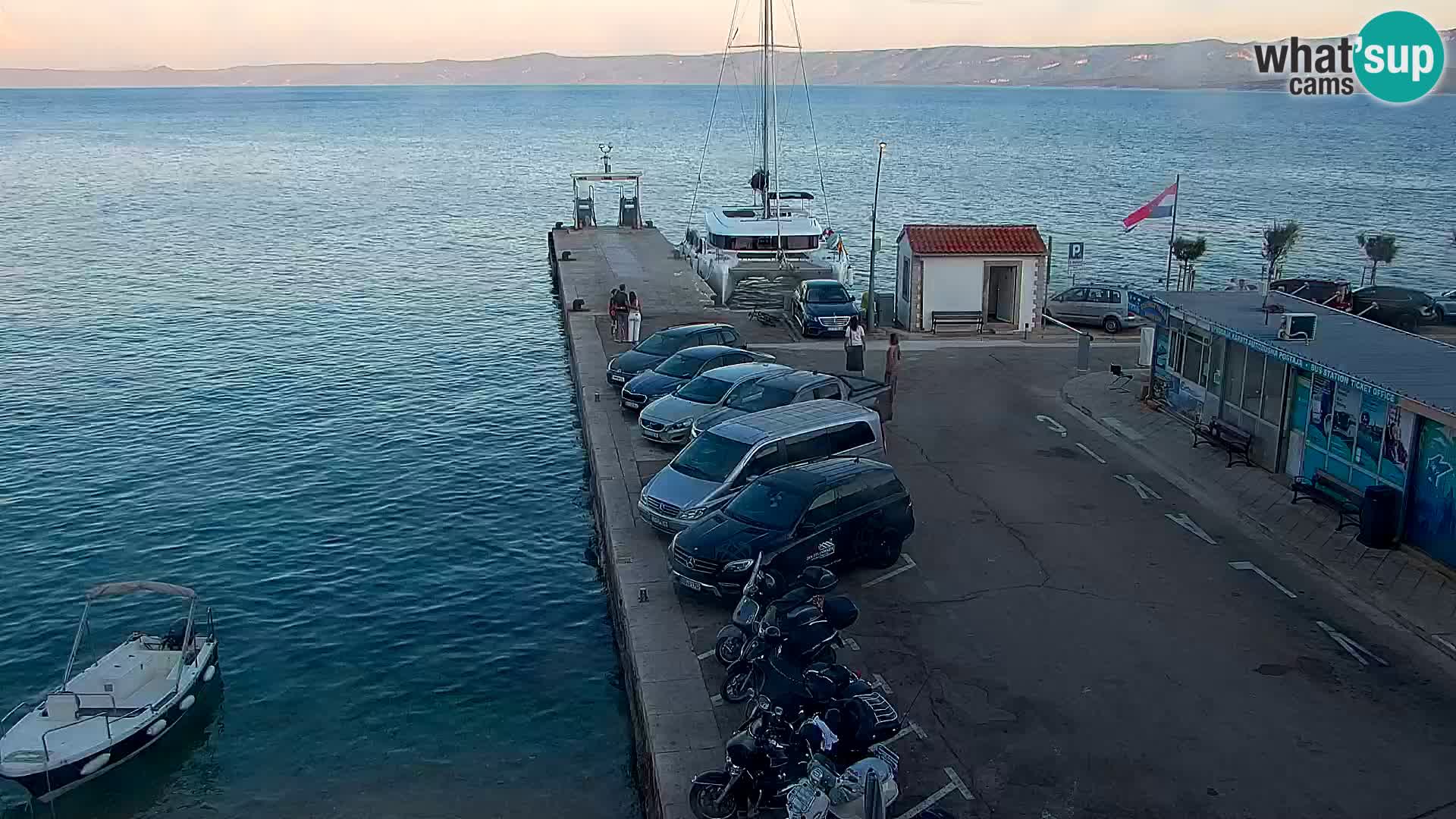 Webcam Bol Centro e Marina – Vista live dal porto di Bol
