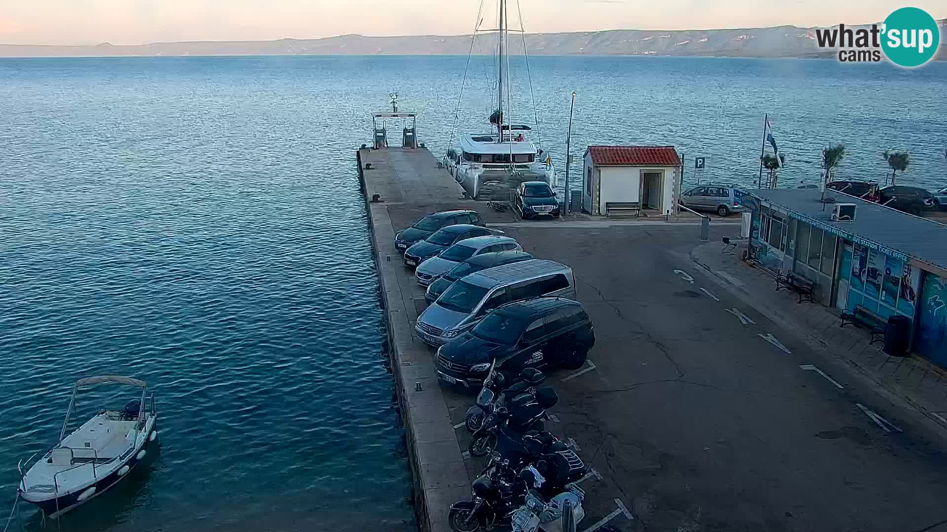 Web kamera Bol – Centar mjesta i marina | Pogled uživo