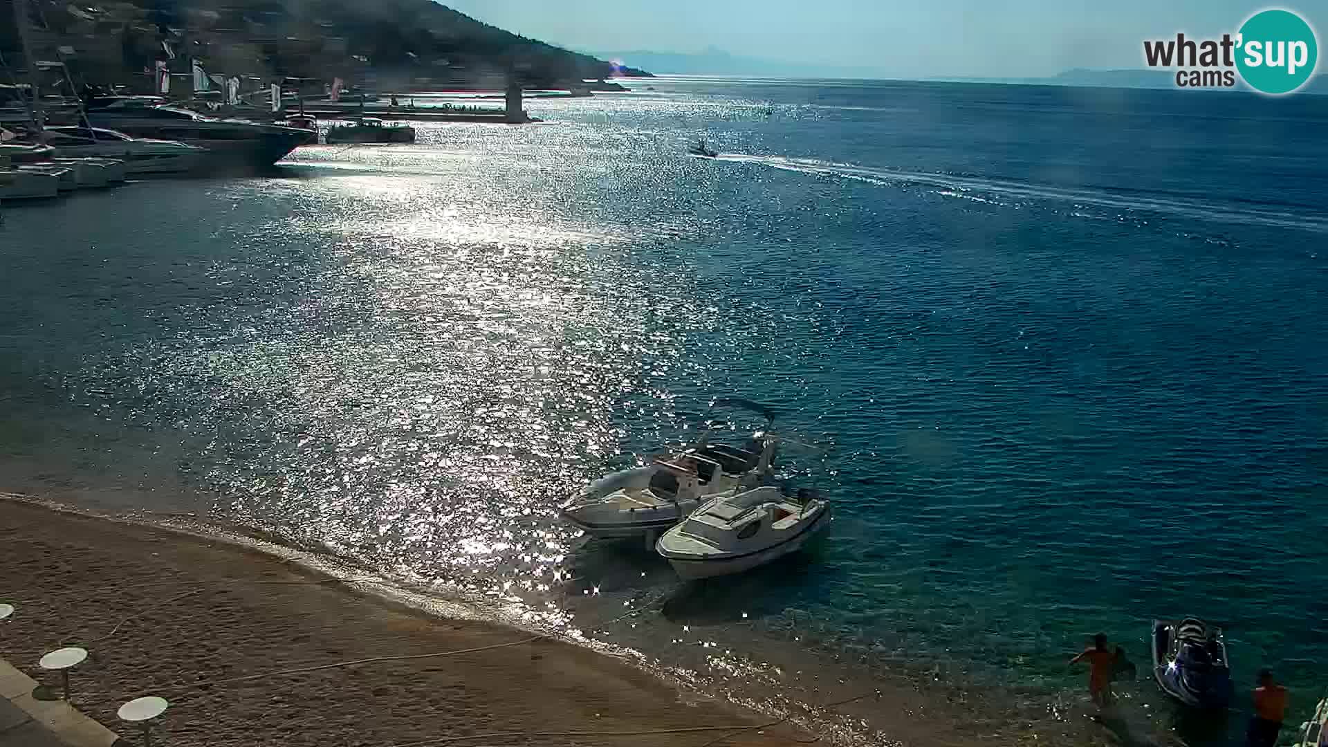 Spletna kamera Bol – Center mesta in marina v živo