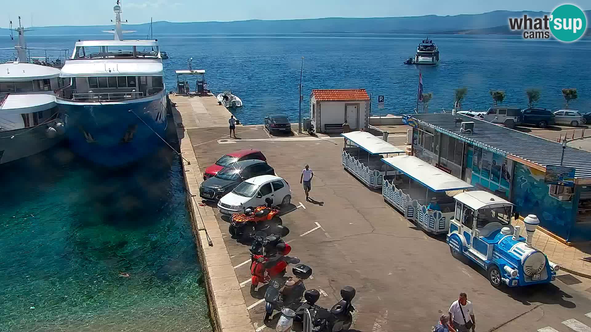 Spletna kamera Bol – Center mesta in marina v živo