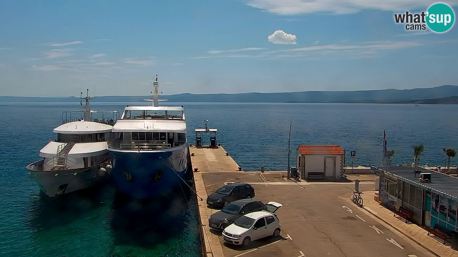 Web kamera Bol – Centar mjesta i marina | Pogled uživo