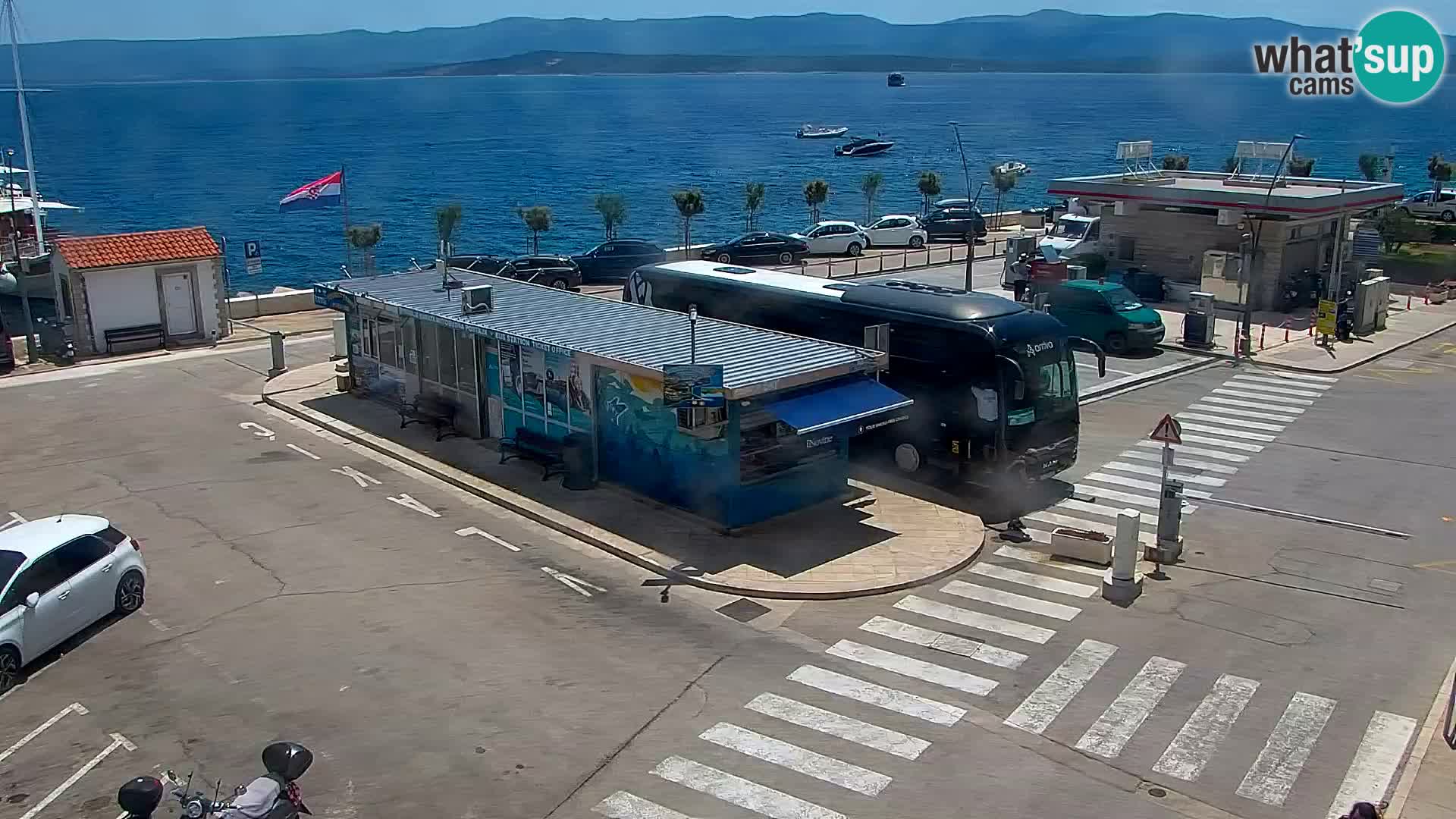 Spletna kamera Bol – Center mesta in marina v živo