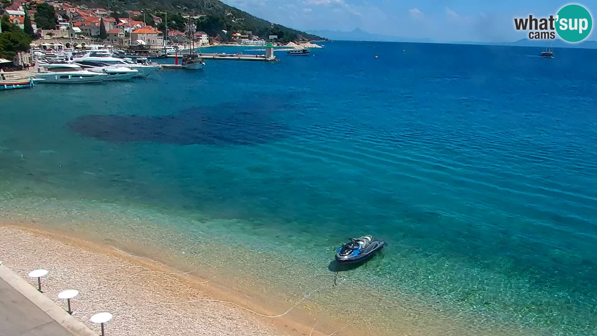 Web kamera Bol – Centar mjesta i marina | Pogled uživo
