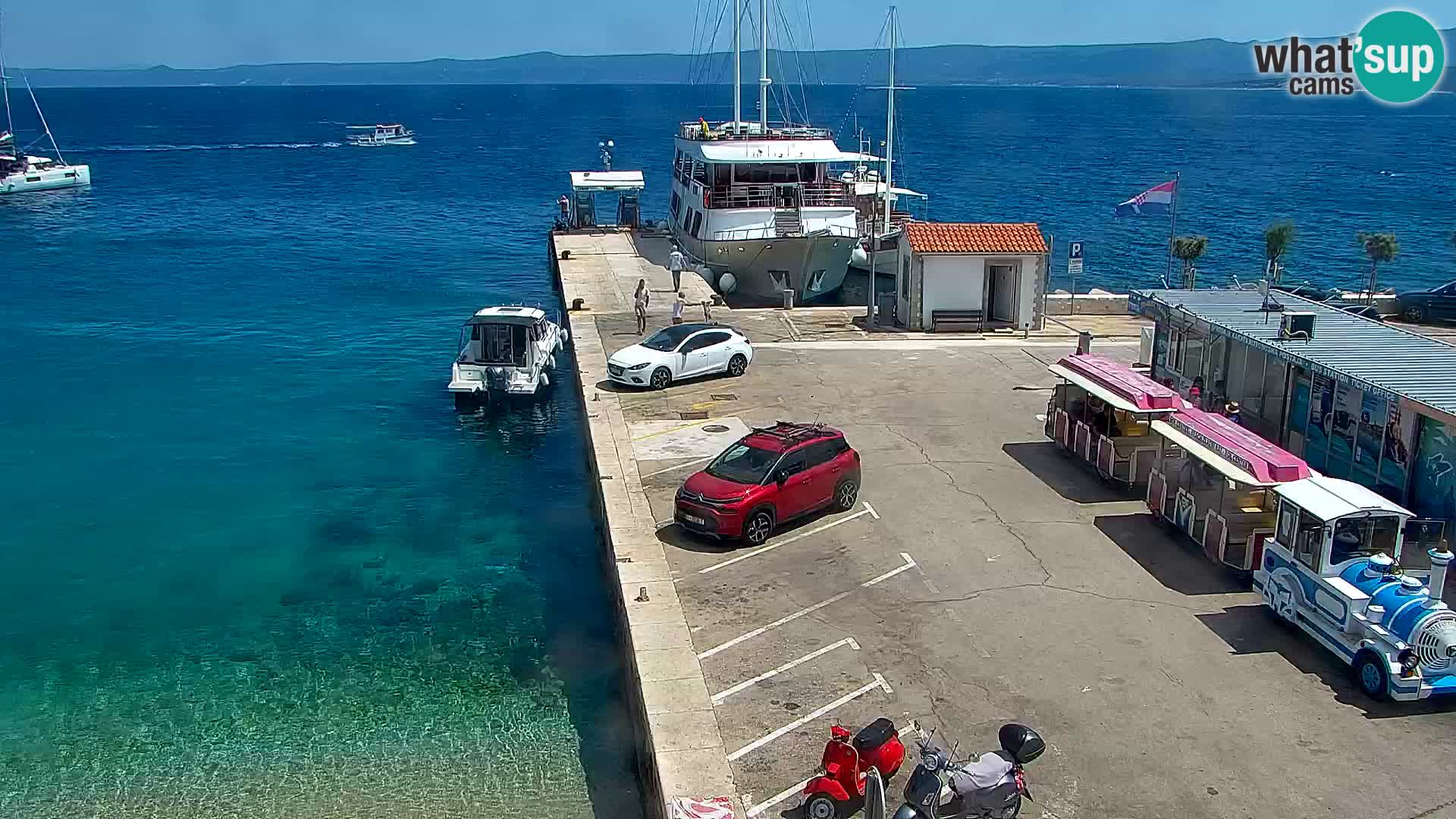 Spletna kamera Bol – Center mesta in marina v živo