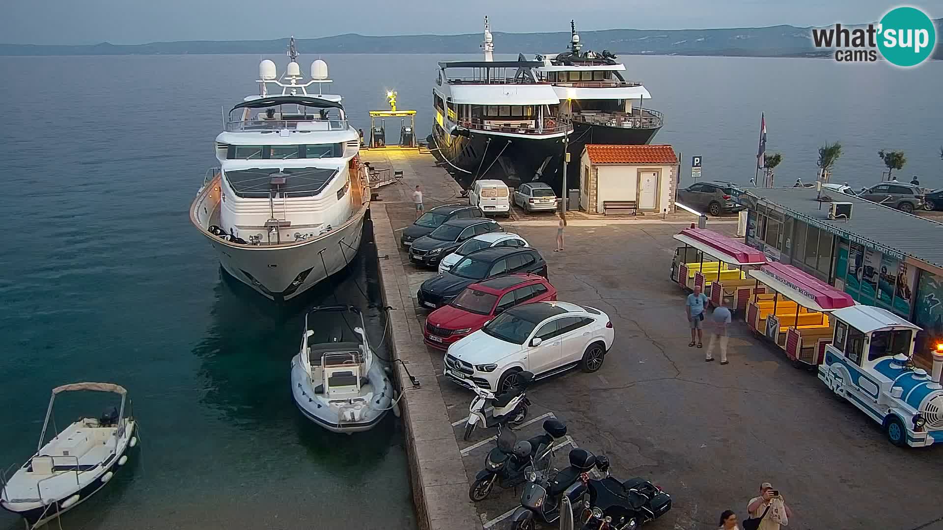 Spletna kamera Bol – Center mesta in marina v živo