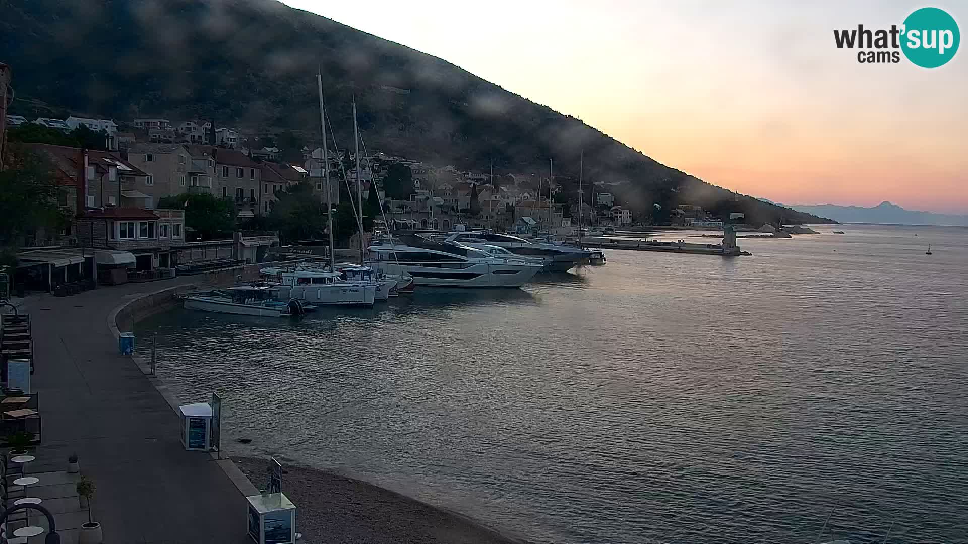 Spletna kamera Bol – Center mesta in marina v živo
