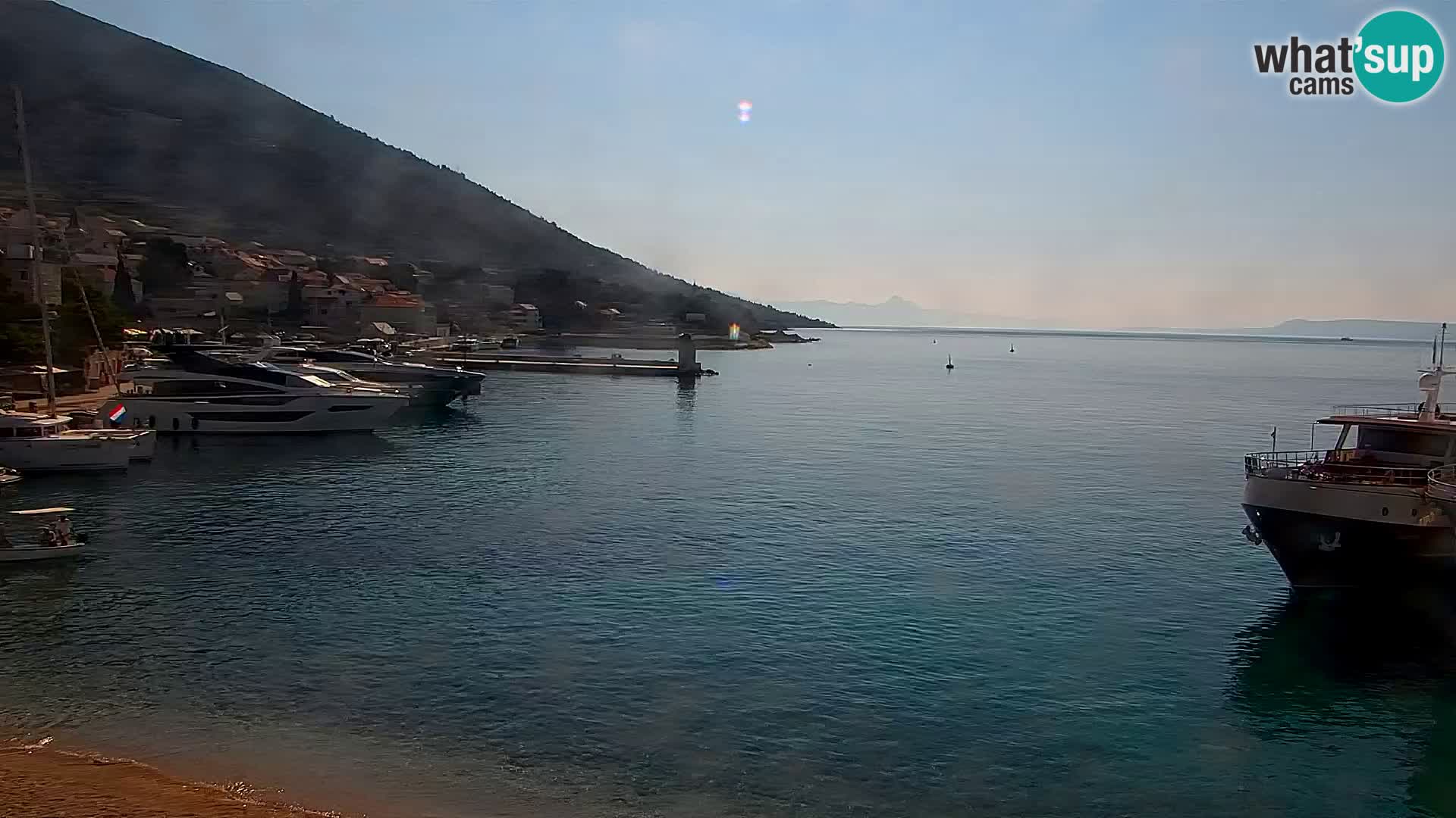 Web kamera Bol – Centar mjesta i marina | Pogled uživo
