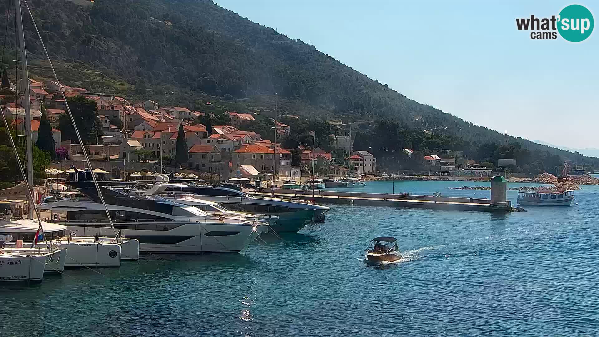 Web kamera Bol – Centar mjesta i marina | Pogled uživo
