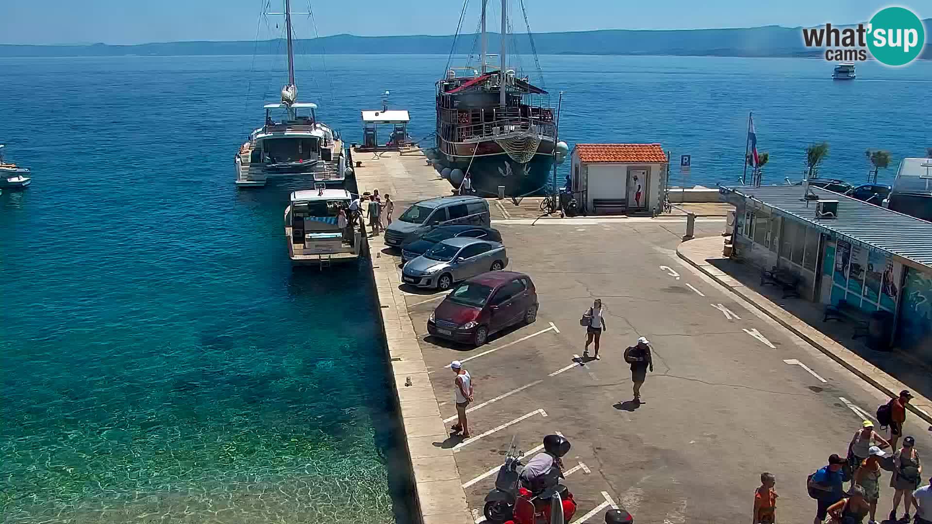 Spletna kamera Bol – Center mesta in marina v živo