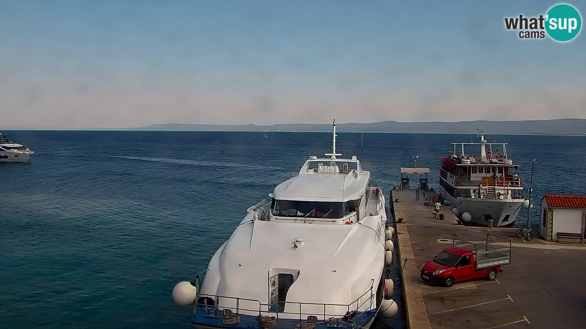 Spletna kamera Bol – Center mesta in marina v živo