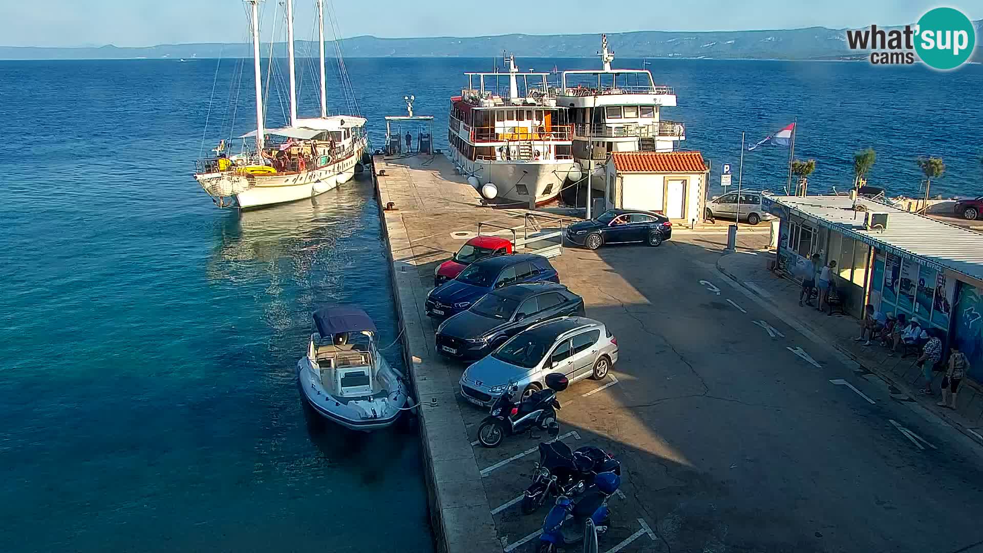 Webcam Bol Centro e Marina – Vista live dal porto di Bol