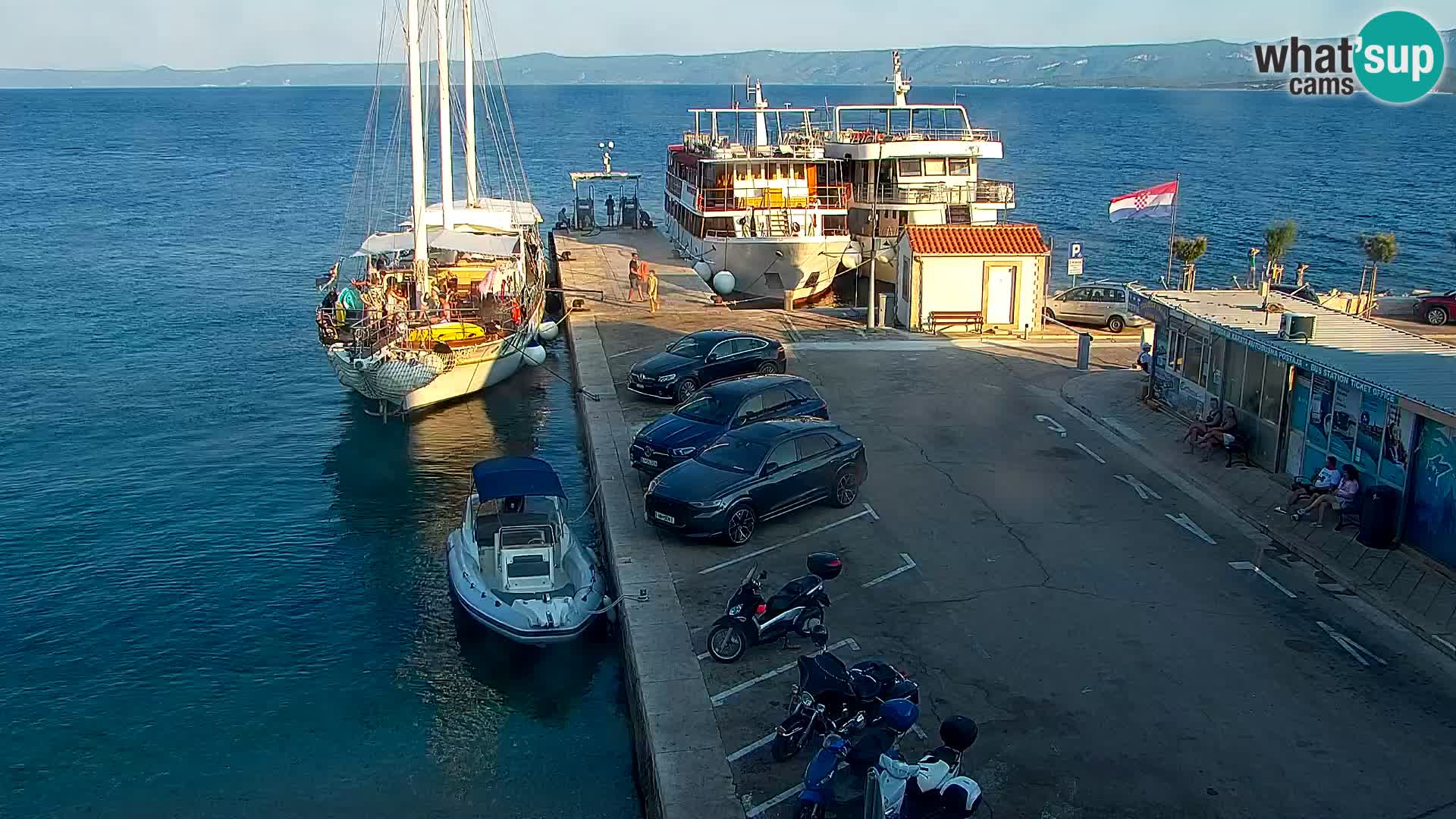 Spletna kamera Bol – Center mesta in marina v živo