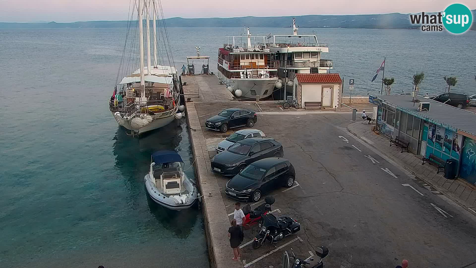 Webcam Bol Centro e Marina – Vista live dal porto di Bol