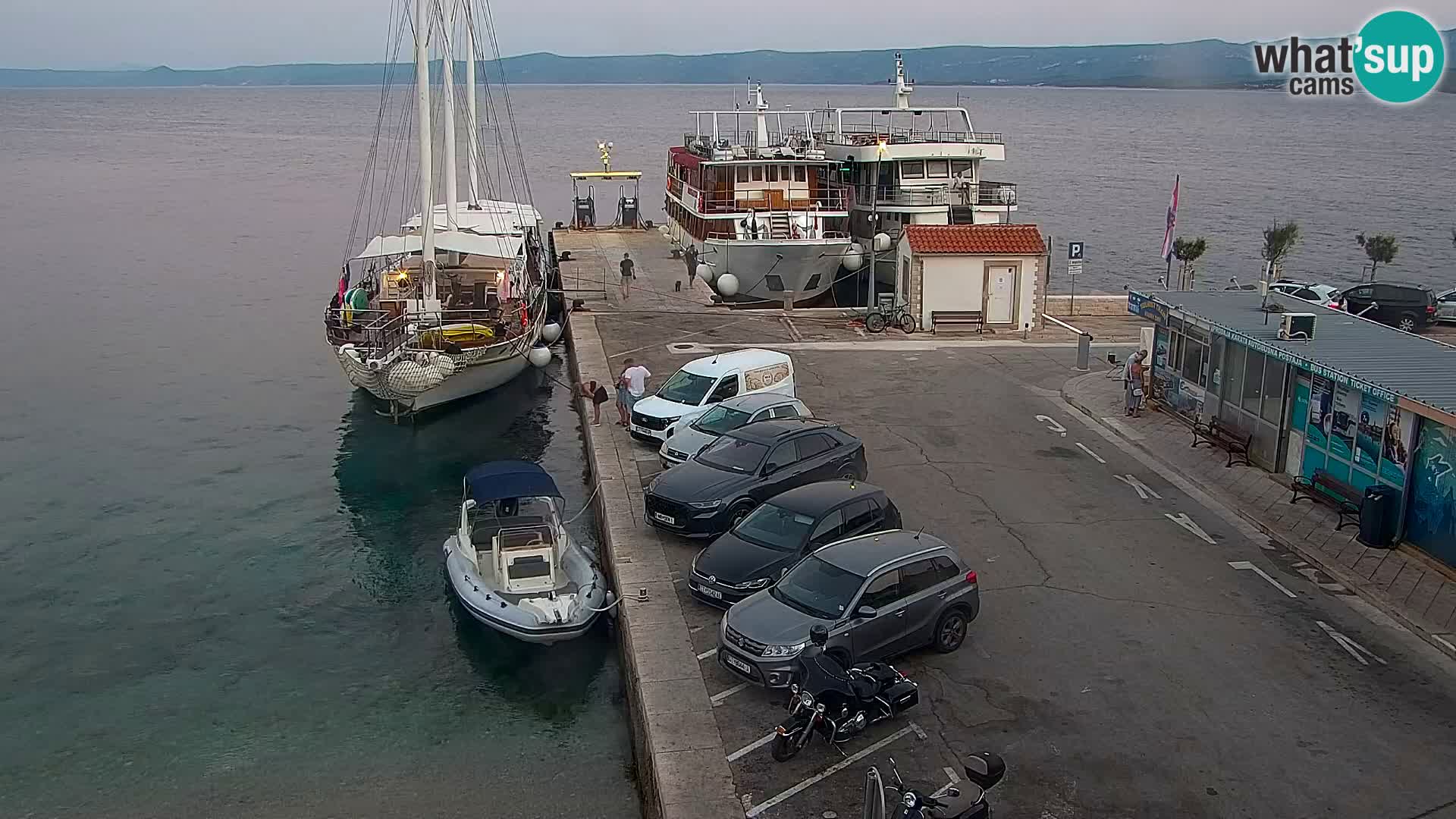 Spletna kamera Bol – Center mesta in marina v živo
