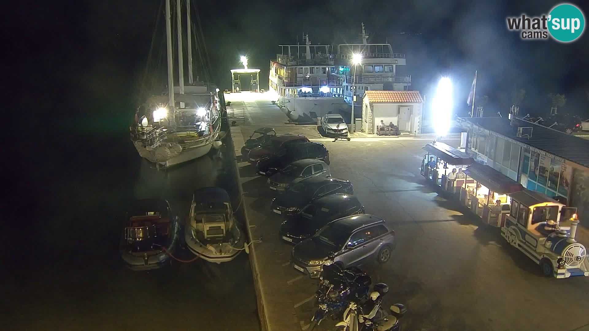 Spletna kamera Bol – Center mesta in marina v živo
