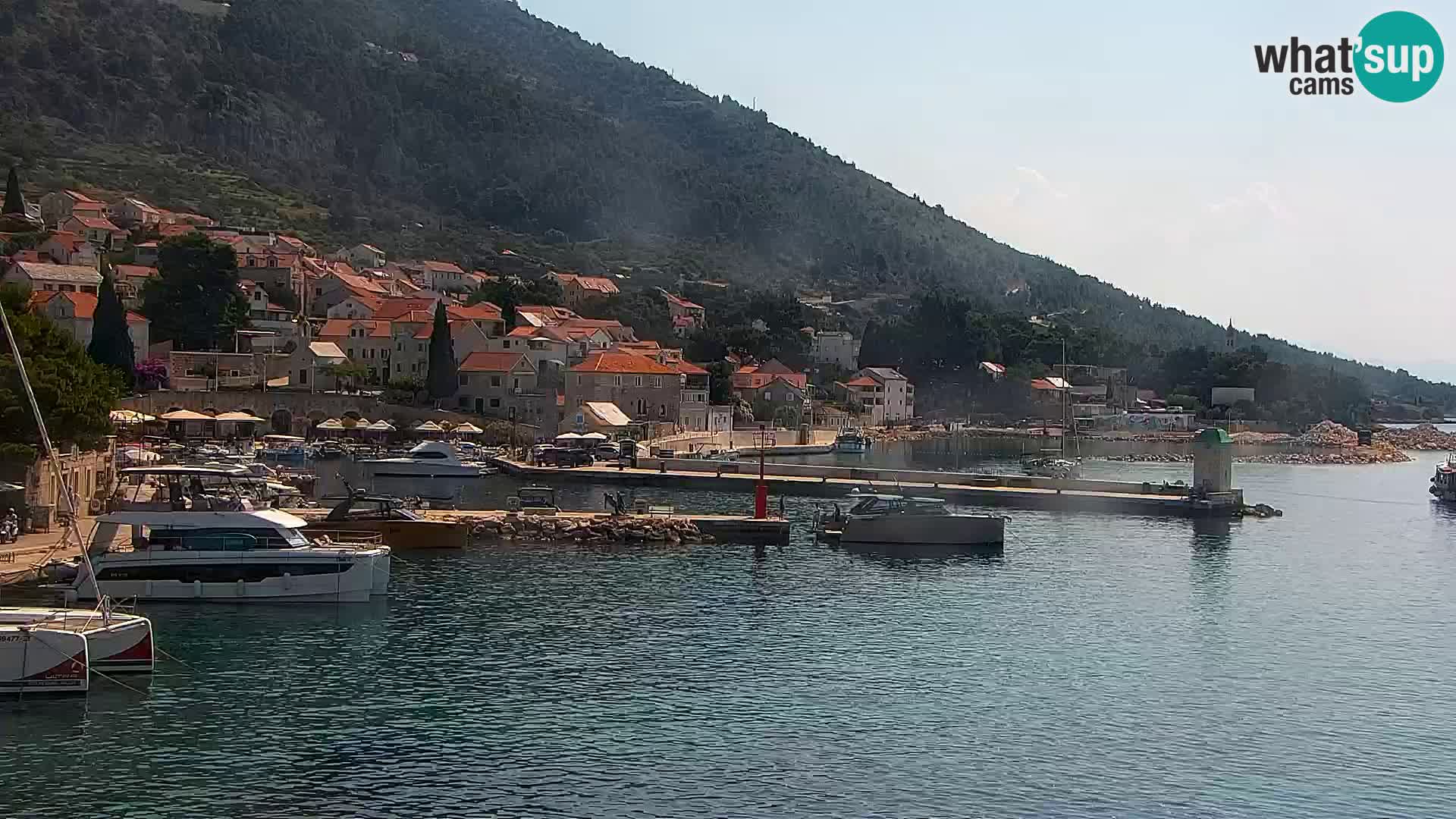 Spletna kamera Bol – Center mesta in marina v živo