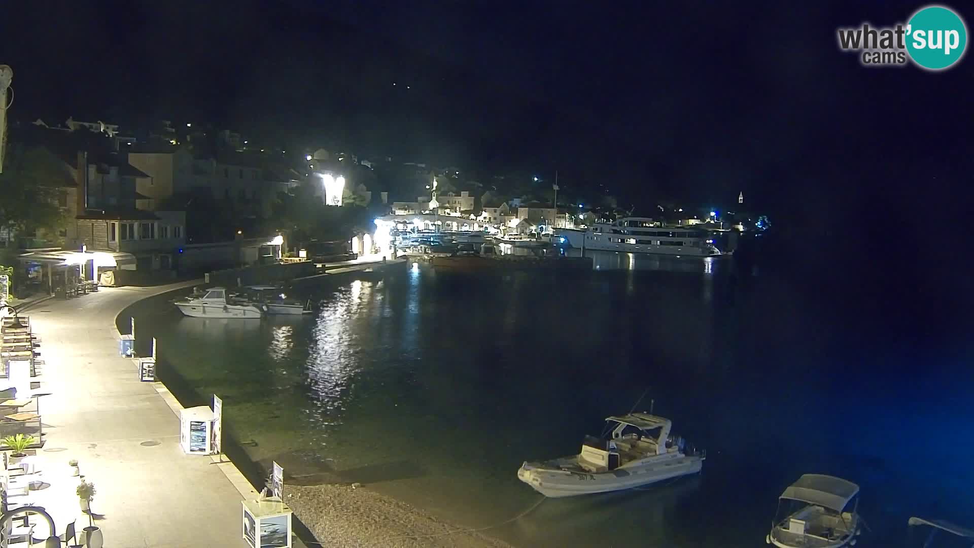 Spletna kamera Bol – Center mesta in marina v živo