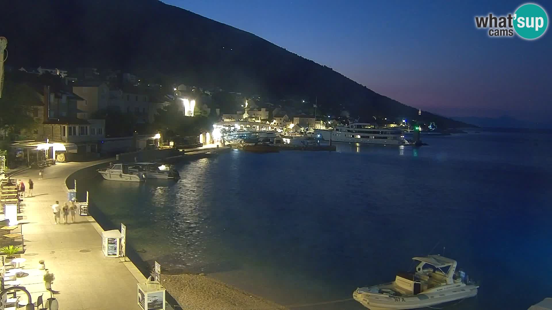 Spletna kamera Bol – Center mesta in marina v živo
