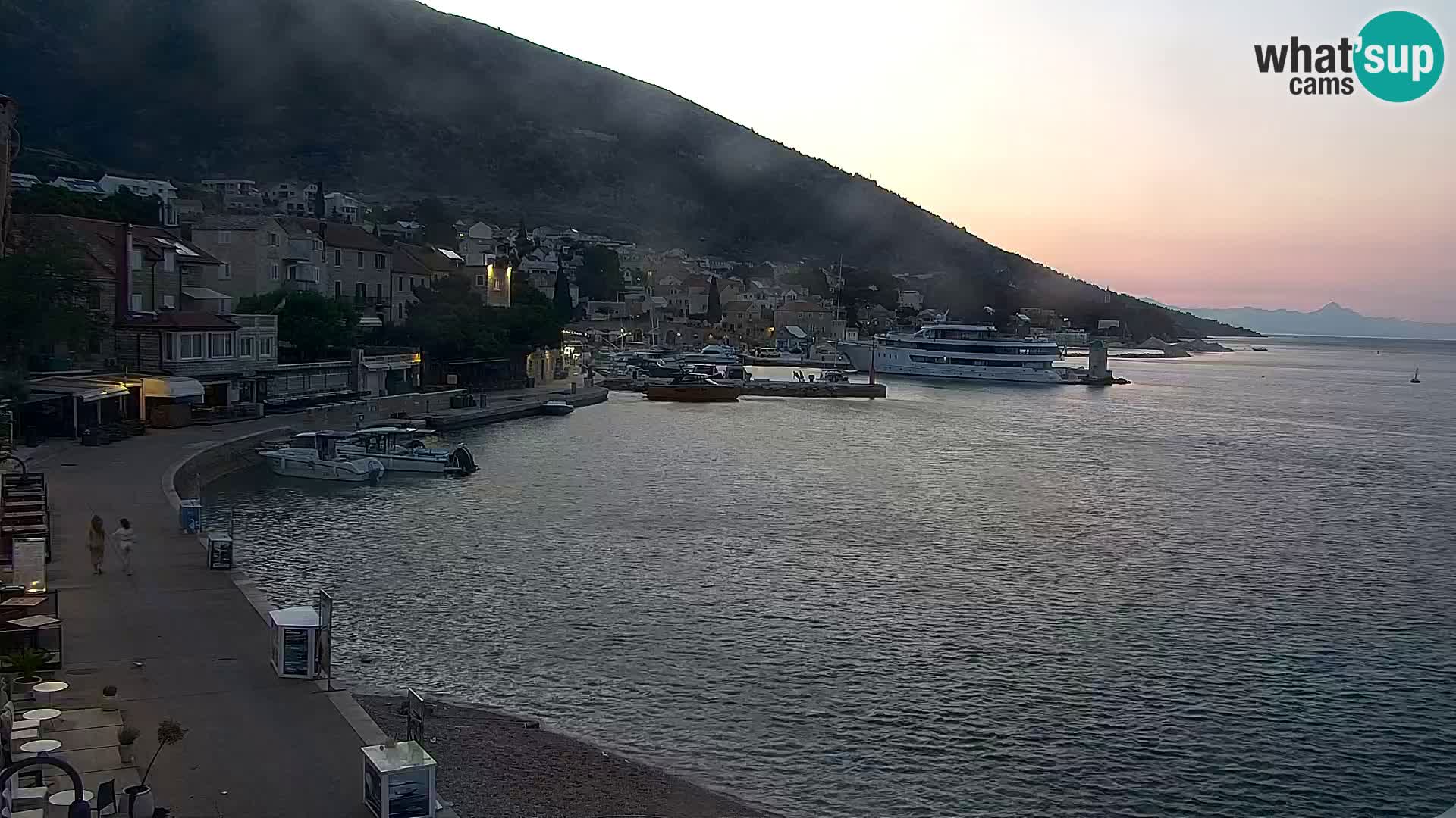 Web kamera Bol – Centar mjesta i marina | Pogled uživo